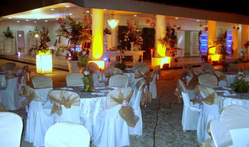 Buffet para 80 pessoas com salgadinhos + jantar + sobremesas + serviço + material + bebidas + decoração de R$3.400 por R$1.599