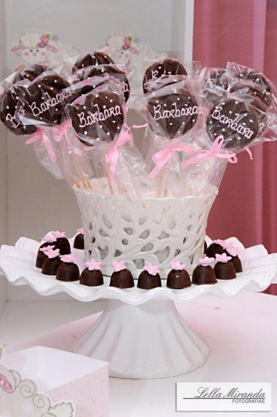 Requinte e beleza na sua festa com a qualidade Beth Bolos! Bolo decorado com pasta americana + 30 Cupcakes por R$149,90