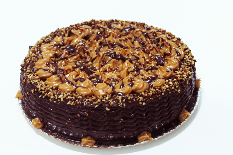 Impossível resistir às tentações da Cacau & Cia! Torta Brownie com recheio de doce de leite ou brigadeiro para até 25 pessoas por R$55