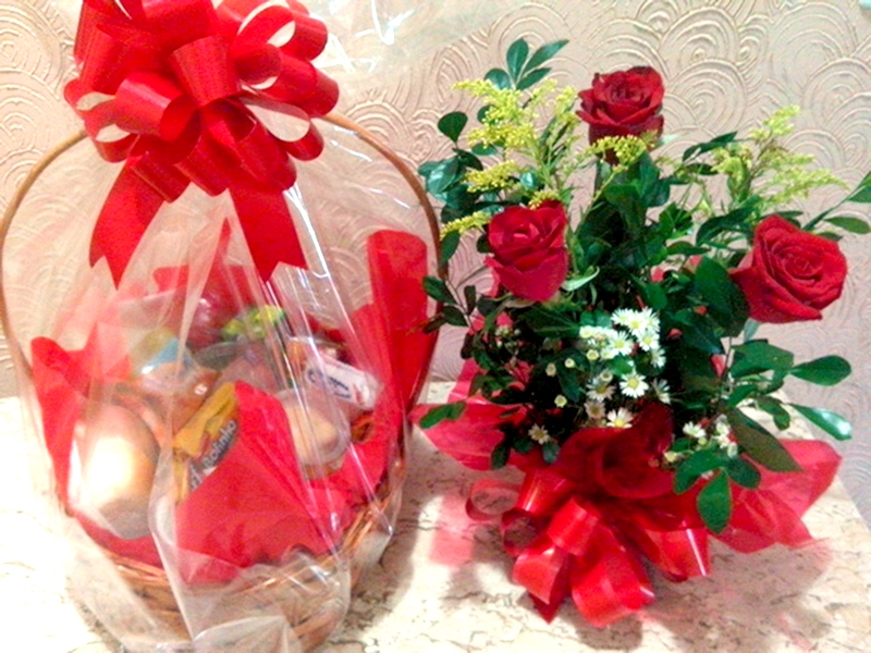 Presentes especiais não precisam de datas especiais! Cesta de café da manhã + Peteca de Flores com 3 rosas por R$69,90