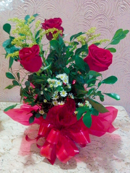 Presentes especiais não precisam de datas especiais! Cesta de café da manhã + Peteca de Flores com 3 rosas por R$69,90