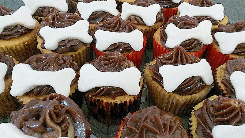 Recheie sua festa com os preparos incríveis da Delícias da Helô! 25 Mini Cupcakes com massa branca de R$70 por R$34,90