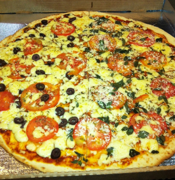 A melhor e mais consagrada pizzaria da cidade! Pizza grande (8 fatias) de até R$42,90 por R$18,90 no Shake Pizza Sul