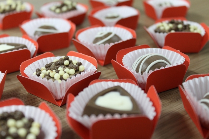 1 centena de motivos para incrementar sua mesa de doces! 100 chocolates finos do tipo belga ao leite, crocante ou maciço (Retirada na Aldeota ou Água Fria)