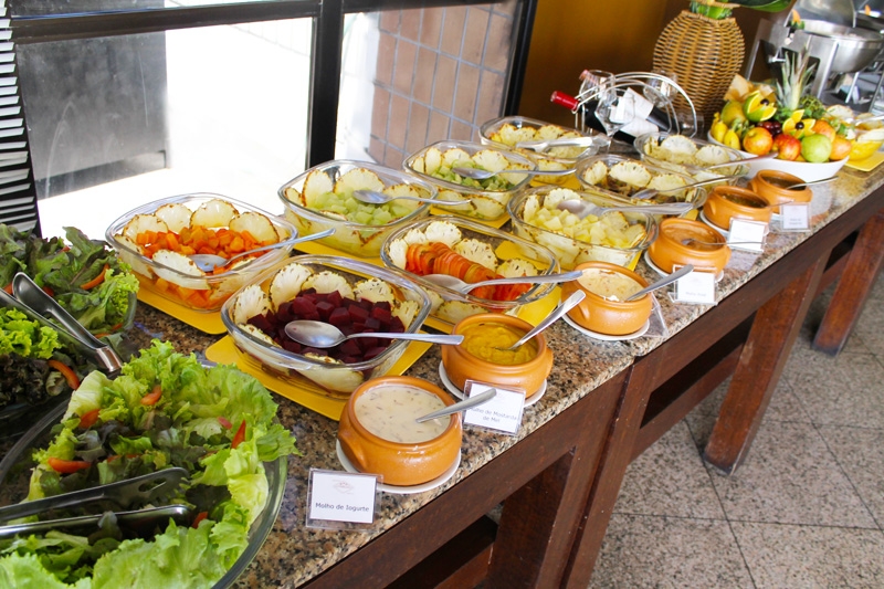 Almoce com qualidade em localização privilegiada! Meio Kilo no Buffet + Refri 350ml + sobremesa e 10% incluso p/ 1 pessoa no La Terrazza - Beira Mar por R$17,90