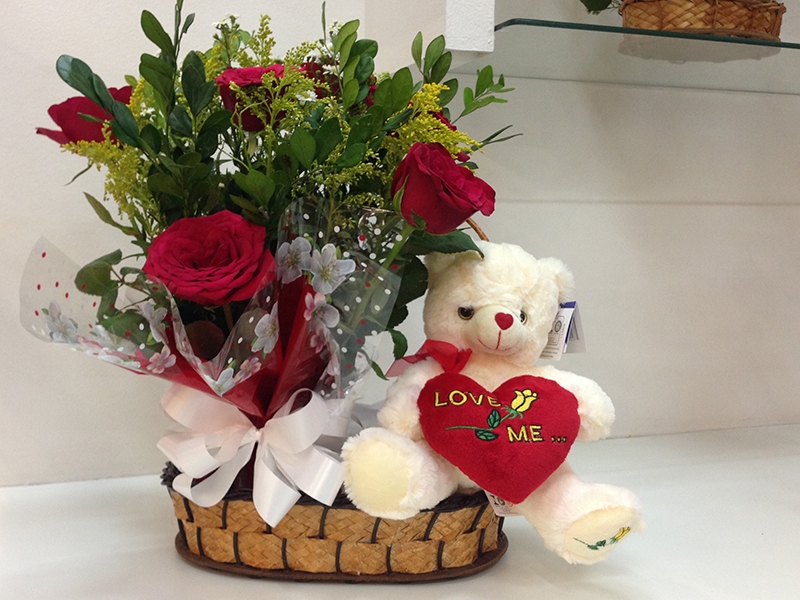 Demonstre todo o seu afeto com os mimos da Tita Flores! Cesta com 6 rosas vermelhas ou rosas + Pelúcia (sapo, coração ou urso) por R$59,90