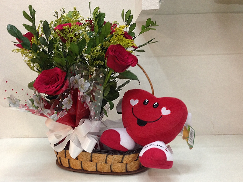 Demonstre todo o seu afeto com os mimos da Tita Flores! Cesta com 6 rosas vermelhas ou rosas + Pelúcia (sapo, coração ou urso) por R$59,90