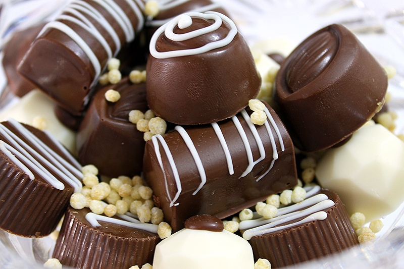 Seus convidados merecem os melhores doces! 100 chocolates crocantes (pretos e brancos) por R$24,99 na Verônica Chocolates Finos