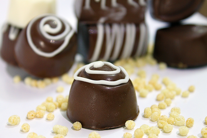Seus convidados merecem os melhores doces! 100 chocolates crocantes (pretos e brancos) por R$24,99 na Verônica Chocolates Finos
