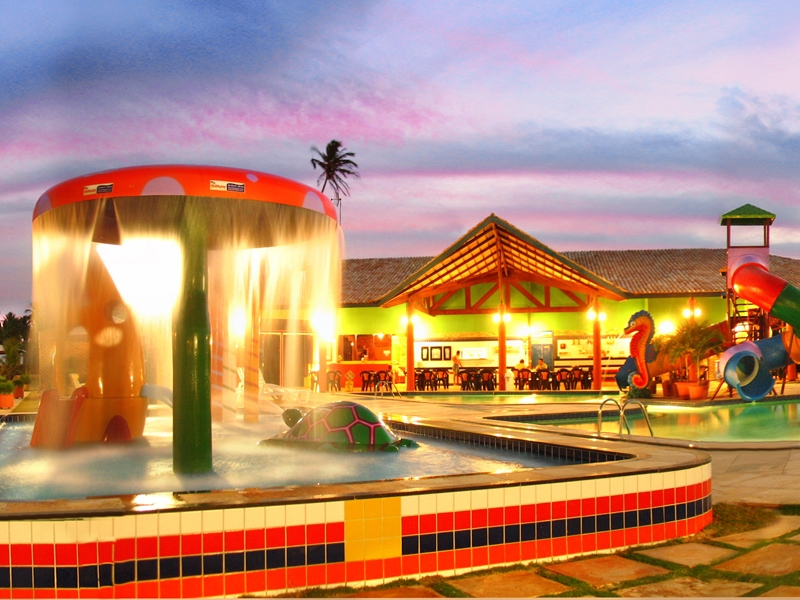 Aproveite a chegada das férias no melhor hotel de praia de Parajuru! 2 diárias p/ casal e 1 criança de até 5 anos + café por R$280