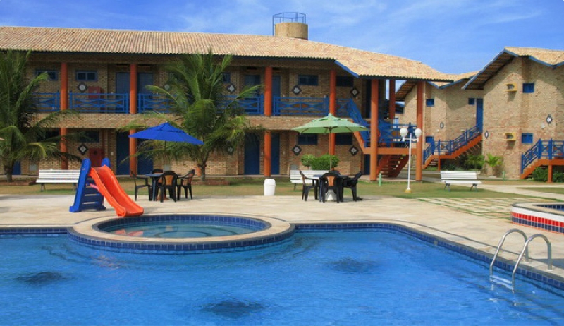 Aproveite a chegada das férias no melhor hotel de praia de Parajuru! 2 diárias p/ casal e 1 criança de até 5 anos + café por R$280