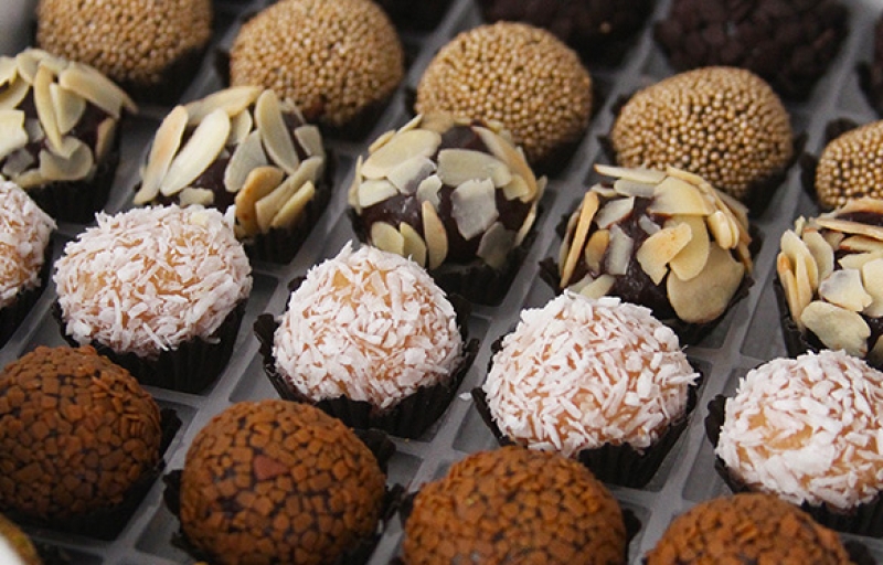 Uma explosão de sabores na sua mesa de doces! 50 Brigadeiros Gourmet do Paraíso du Chocolat de R$72 por R$36