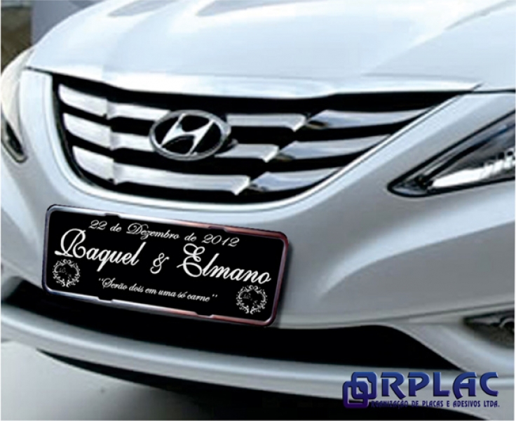 Eternize um momento singelo do seu casamento! Placa de carro (alumínio) personalizada de R$75 por R$35 na Orplac