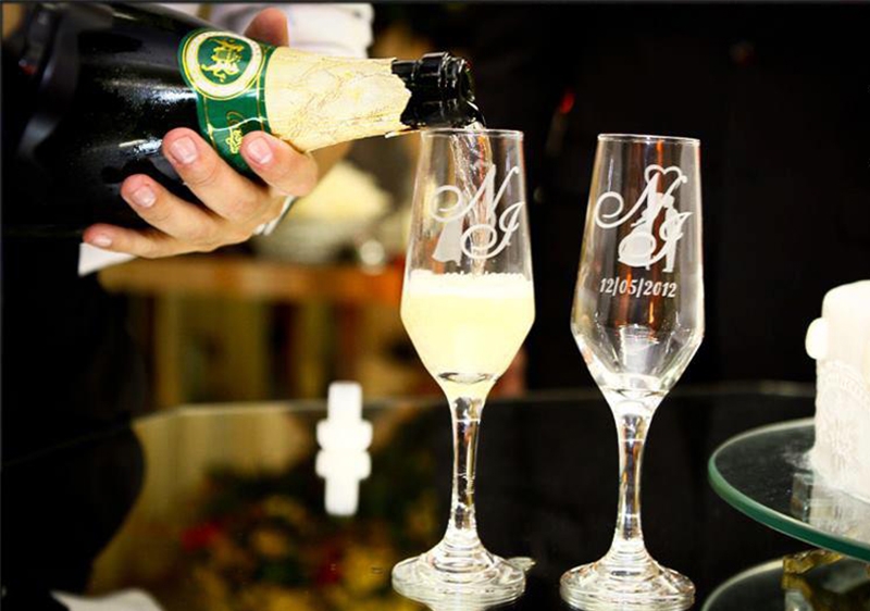 Esbanje sofisticação no brinde do seu casamento! 10 Taças de Vidro para Champagne personalizadas por R$99,90