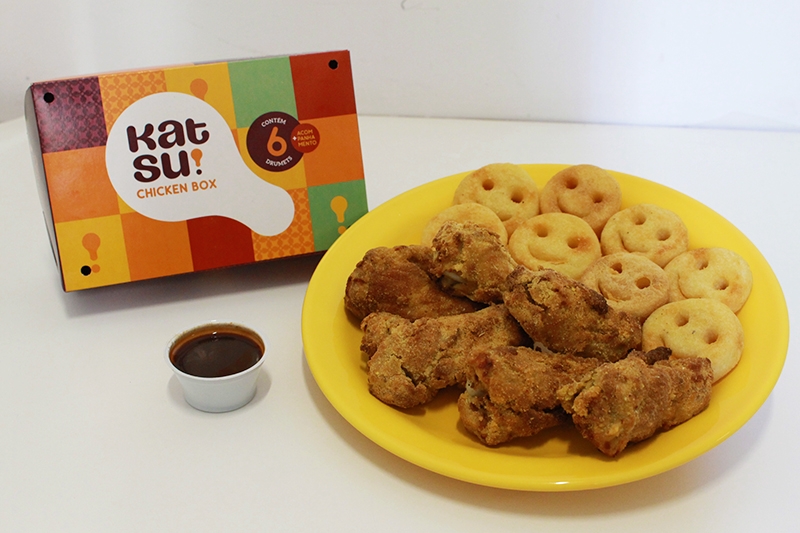 Descubra uma nova maneira de comer frango com a Katsu! Caixa grande com 6 tulipas de frango + batata frita + molho especial por R$10,90