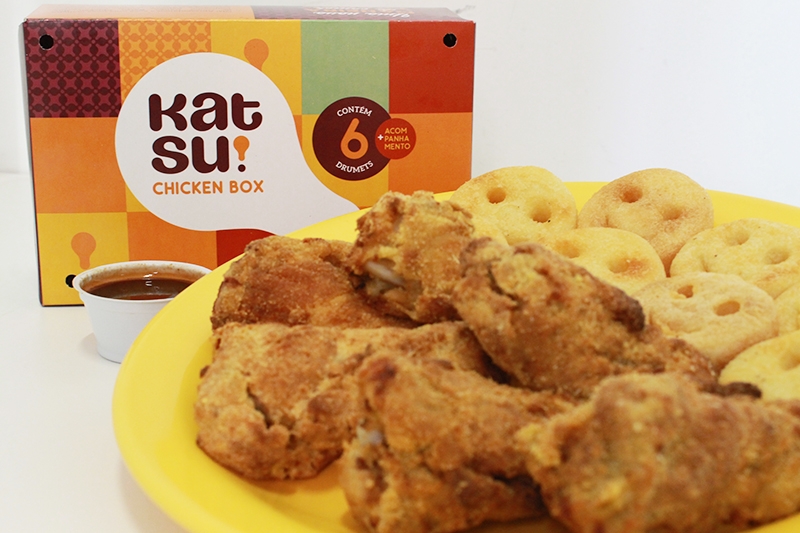Descubra uma nova maneira de comer frango com a Katsu! Caixa grande com 6 tulipas de frango + batata frita + molho especial por R$10,90
