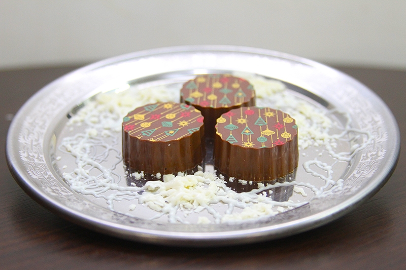 150 Chocolates finos OU 120 Chocolates finos + 10 Pirulitos de chocolate com pasta americana personalizados por R$175 na Chokids