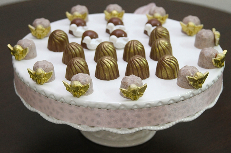 150 Chocolates finos OU 120 Chocolates finos + 10 Pirulitos de chocolate com pasta americana personalizados por R$175 na Chokids