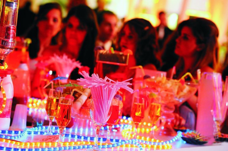 Nas melhores festas não faltam Mc Coquetéis! Mesa completa com 500 drinks variados decorada + cardápio por R$599