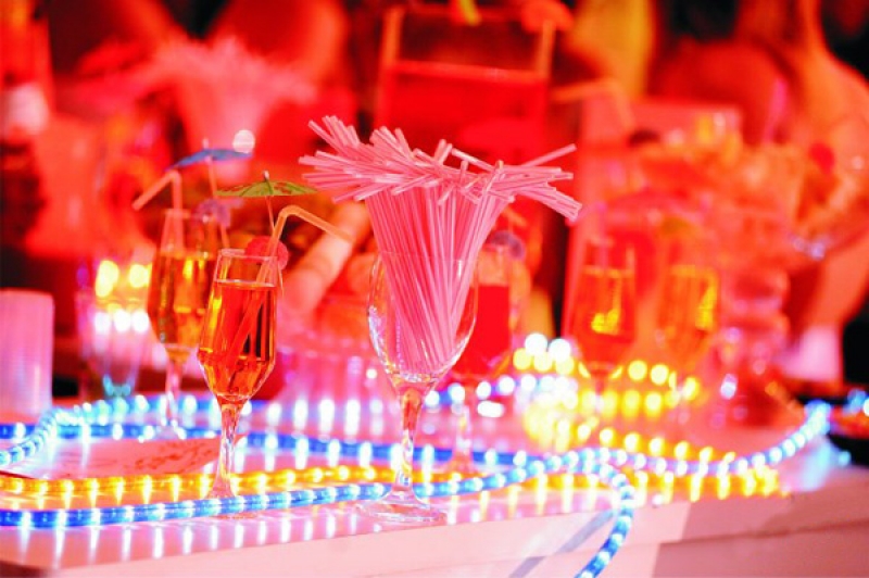 Nas melhores festas não faltam Mc Coquetéis! Mesa completa com 500 drinks variados decorada + cardápio por R$599