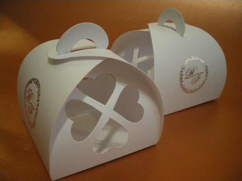 Deixe sua mesa de doces impecável com a delicadeza da Etiqstamp! 100 caixinhas de papel (180g) para bem-casado ou brownie por R$99 