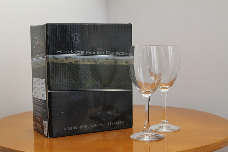Bag in Box de 3L* de vinho tinto Português Alentejano 13º + 2 taças de cristal Cabernet de R$149,80 por R$74,90 na Casa Portuguesa