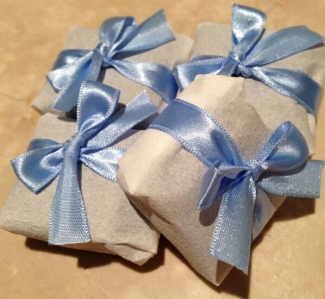 Perfeito para adocicar sua festa! 50 Mini Brownies embalados em papel celofane + fita por R$59,90