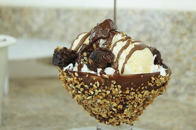 Experimente o lançamento da Cacau & Cia Sweets na inauguração de sua loja! Brownie com sorvete (bem servido, com 3 brownies e 2 fartas bolas de sorvete) por R$9,90