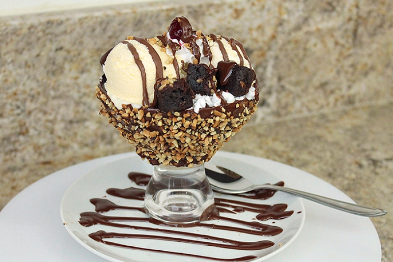Experimente o lançamento da Cacau & Cia Sweets na inauguração de sua loja! Brownie com sorvete (bem servido, com 3 brownies e 2 fartas bolas de sorvete) por R$9,90