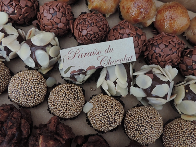 Os doces mais famosos por um precinho camarada! 50 Brigadeiros Gourmet do Paraíso du Chocolat de R$72 por R$36