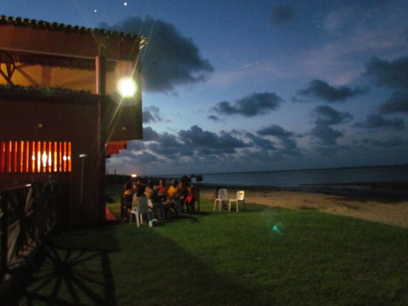 Encante-se com as belezas da Ilha do Guajiru! 2 diárias p/ casal café em QUARTO com ar condicionado split, cama box, tv e frigobar por R$220