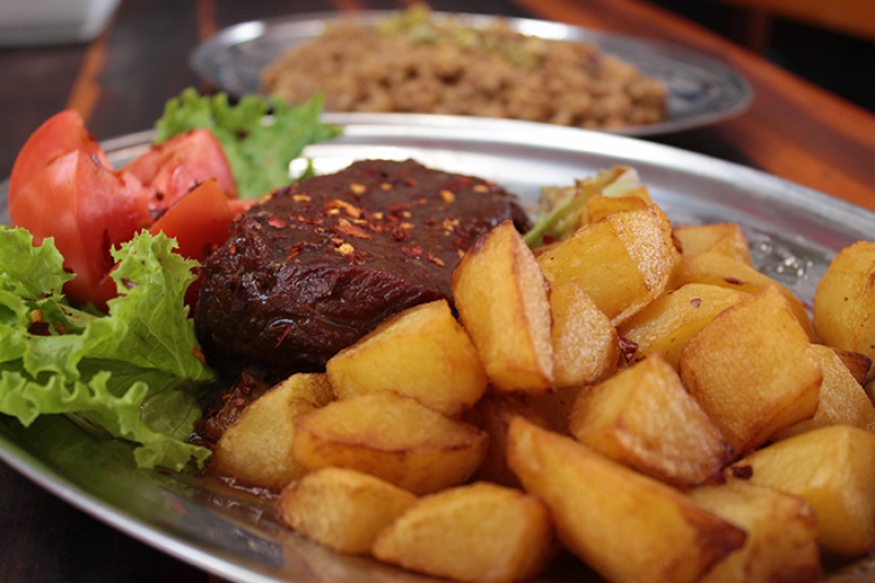 Novo point chega com sabor irresistível! Steak au Poivre OU Bobó de Camarão OU Filé a Parmegiana p/ 2 pessoas por R$27,90