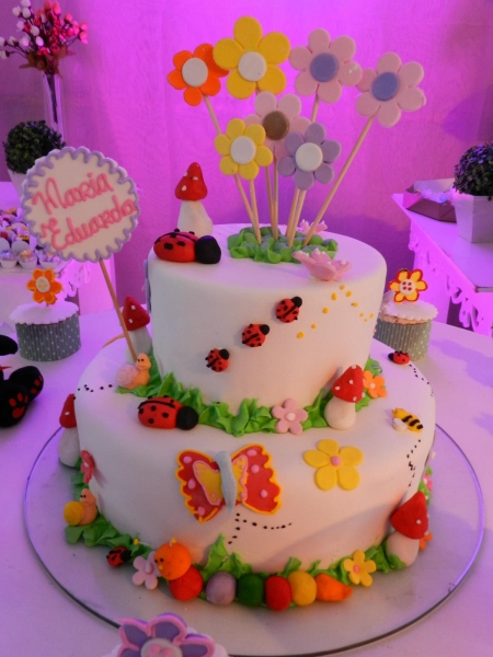 Inspire-se com o trabalho da Beth Bolos e personalize sua festa! Bolo decorado com pasta americana + 30 Cupcakes por R$149,90. Válido p/ a loja da Dom Luis!