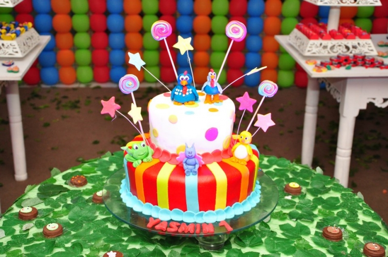 Inspire-se com o trabalho da Beth Bolos e personalize sua festa! Bolo decorado com pasta americana + 30 Cupcakes por R$149,90. Válido p/ a loja da Dom Luis!