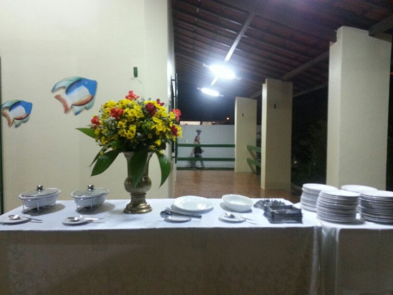 Sua festa em boas mãos! Buffet em domicílio para 50 pessoas com Entrada + Jantar + Sobremesa + Água e Refri + Material + Equipe por R$999 