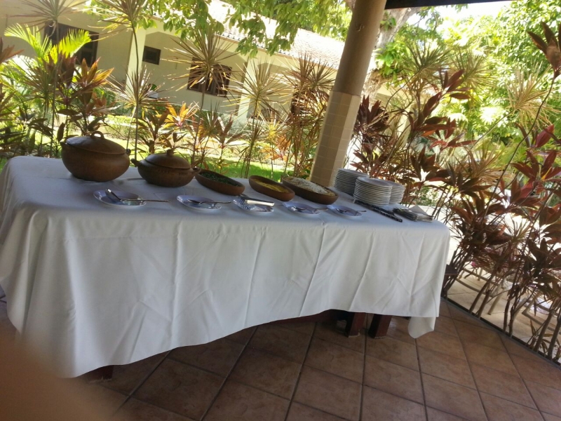 Sua festa em boas mãos! Buffet em domicílio para 50 pessoas com Entrada + Jantar + Sobremesa + Água e Refri + Material + Equipe por R$999 