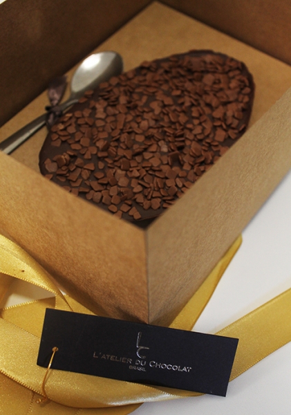 Sua Páscoa será uma explosão de sabor! Ovo de chocolate trufado + colher + embalagem por R$28,50 no L'atelier du Chocolat