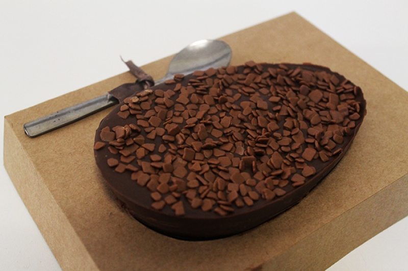 Sua Páscoa será uma explosão de sabor! Ovo de chocolate trufado + colher + embalagem por R$28,50 no L'atelier du Chocolat
