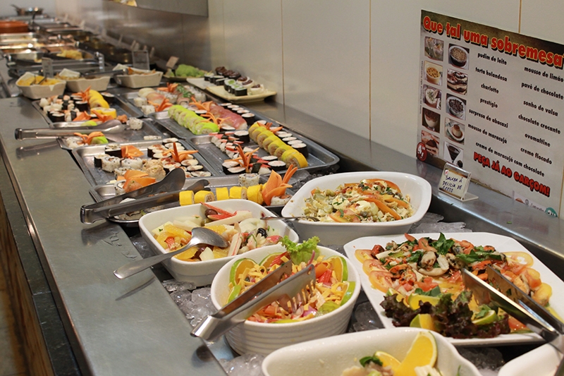 Buffet individual de almoço completo (rolinhos primavera, sushis e massa inclusos) + 1 Refri Copo por R$19,90 no Wasabi