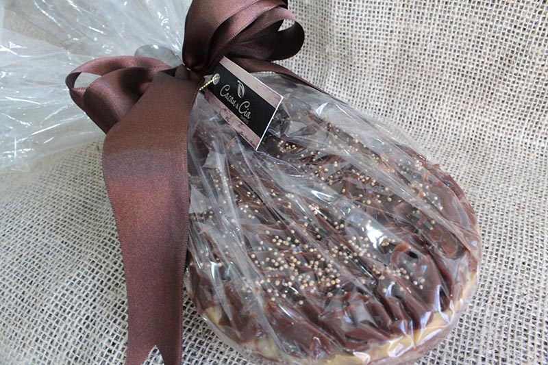 Ovo trufado de brownie feito com chocolate nobre (350g) de R$59,90 por R$27,90