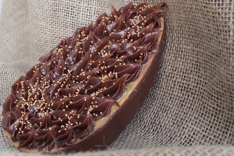 Ovo trufado de brownie feito com chocolate nobre (350g) de R$59,90 por R$27,90