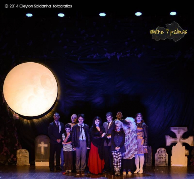Superprodução musical inspirada na clássica Família Addams! Ingresso p/ o espetáculo “Entre 7 palmos - O Musical” por R$18,90 dia 04/04 às 20h, no Teatro Via Sul