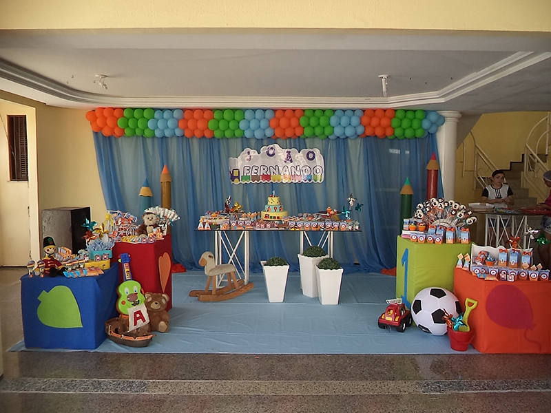 Festa infantil p/ 50 pessoas com Espaço Físico + Salgados + Doces + Jantar + Bebidas + Brinquedos + Decoração por R$1.199