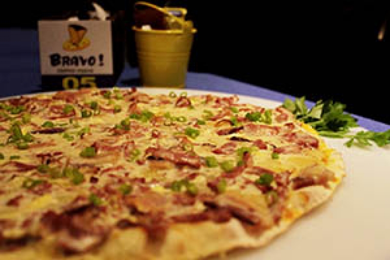 Massa fininha, leve, crocante e artesanal! Pizza grande (8 fatias) de R$32 por R$16 no Bravo Crepes & Pizzas
