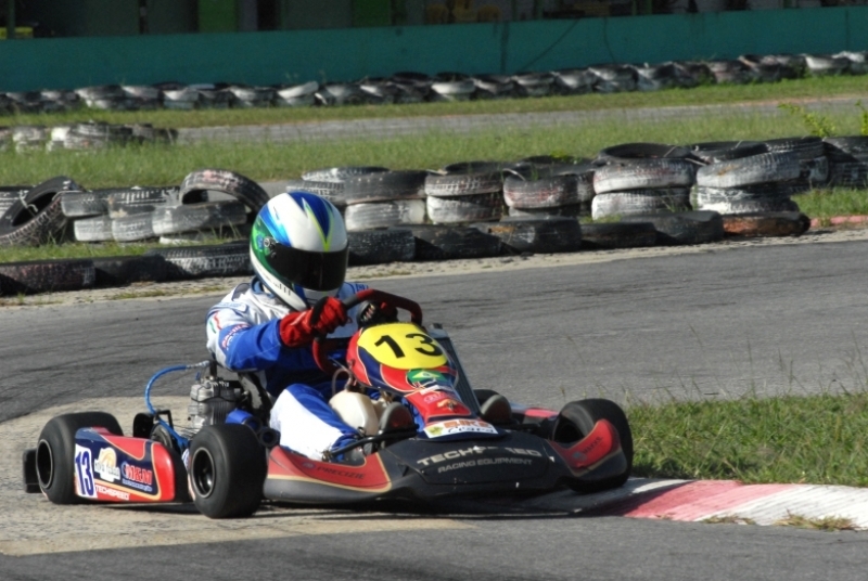 Competição, adrenalina e muuuita diversão no Kart Júlio Ventura! Corrida de kart no Kartódromo Profissional do Ceará por R$70 