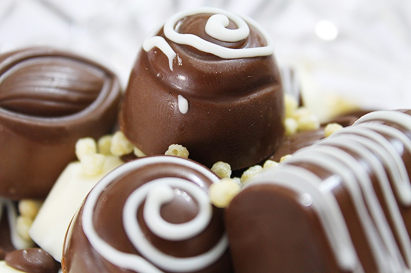 Arrase na mesa doces com as delícias da Verônica Chocolates Finos! 80 chocolates crocantes + 60 chocolates trufados + 60 chocolates decorados por R$54,90