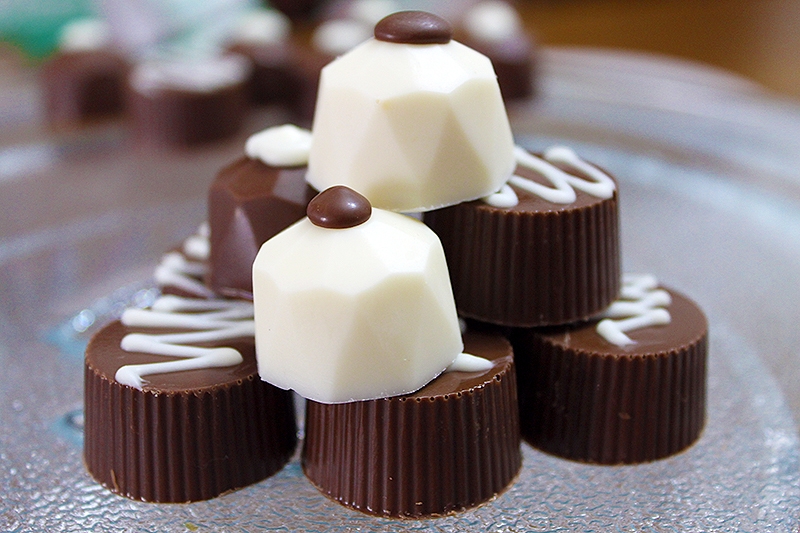 Arrase na mesa doces com as delícias da Verônica Chocolates Finos! 80 chocolates crocantes + 60 chocolates trufados + 60 chocolates decorados por R$54,90