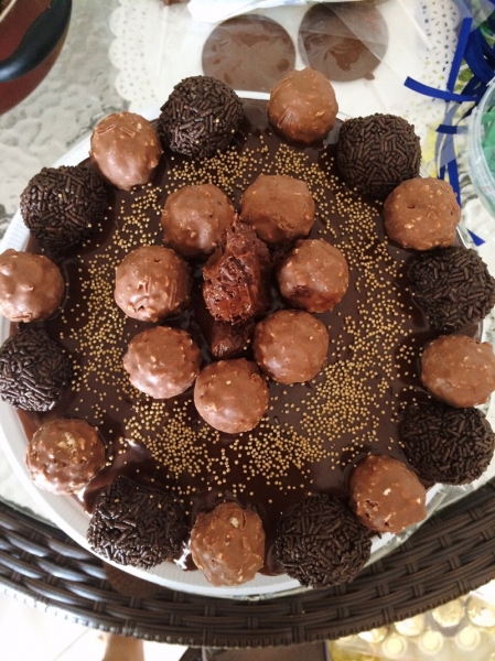 Leve o sabor impecável da Sweet Dreams à sua festa! 1 Torta Naked Cake sabor Ferrero Rocher com 3 camadas + Cobertura por R$69,90. Serve até 30 pessoas!