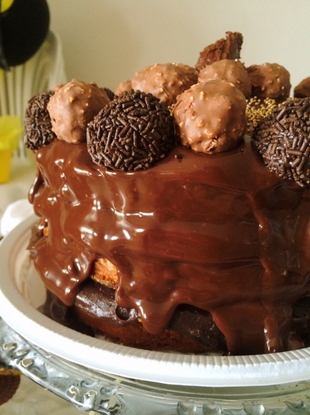 Leve o sabor impecável da Sweet Dreams à sua festa! 1 Torta Naked Cake sabor Ferrero Rocher com 3 camadas + Cobertura por R$69,90. Serve até 30 pessoas!