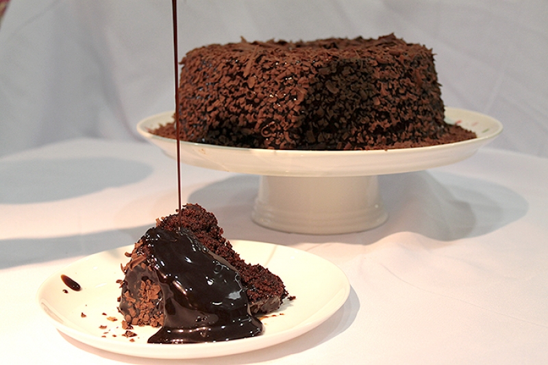 O melhor bolo de chocolate do mundo é feito com 50% cacau! Bolo com generosa calda de chocolate (serve aprox. 15 pessoas) + 12 Cupcakes de chocolate